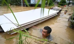 Chạy lụt ven sông Hồng