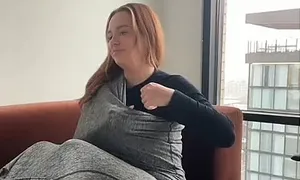 Mối nguy từ trào lưu quấn chăn như trẻ sơ sinh trên TikTok